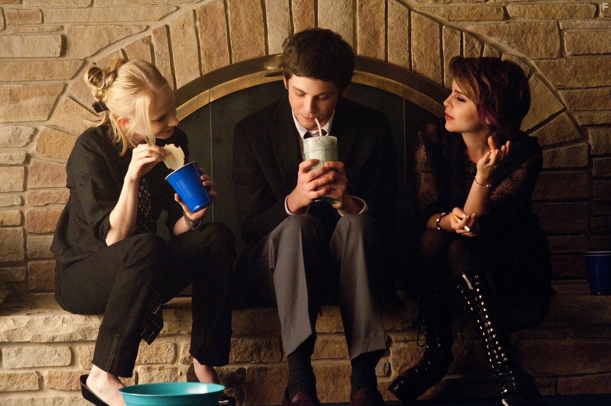Logan Lerman, Mae Whitman, and Erin Wilhelmi in Хорошо быть тихоней (2012)