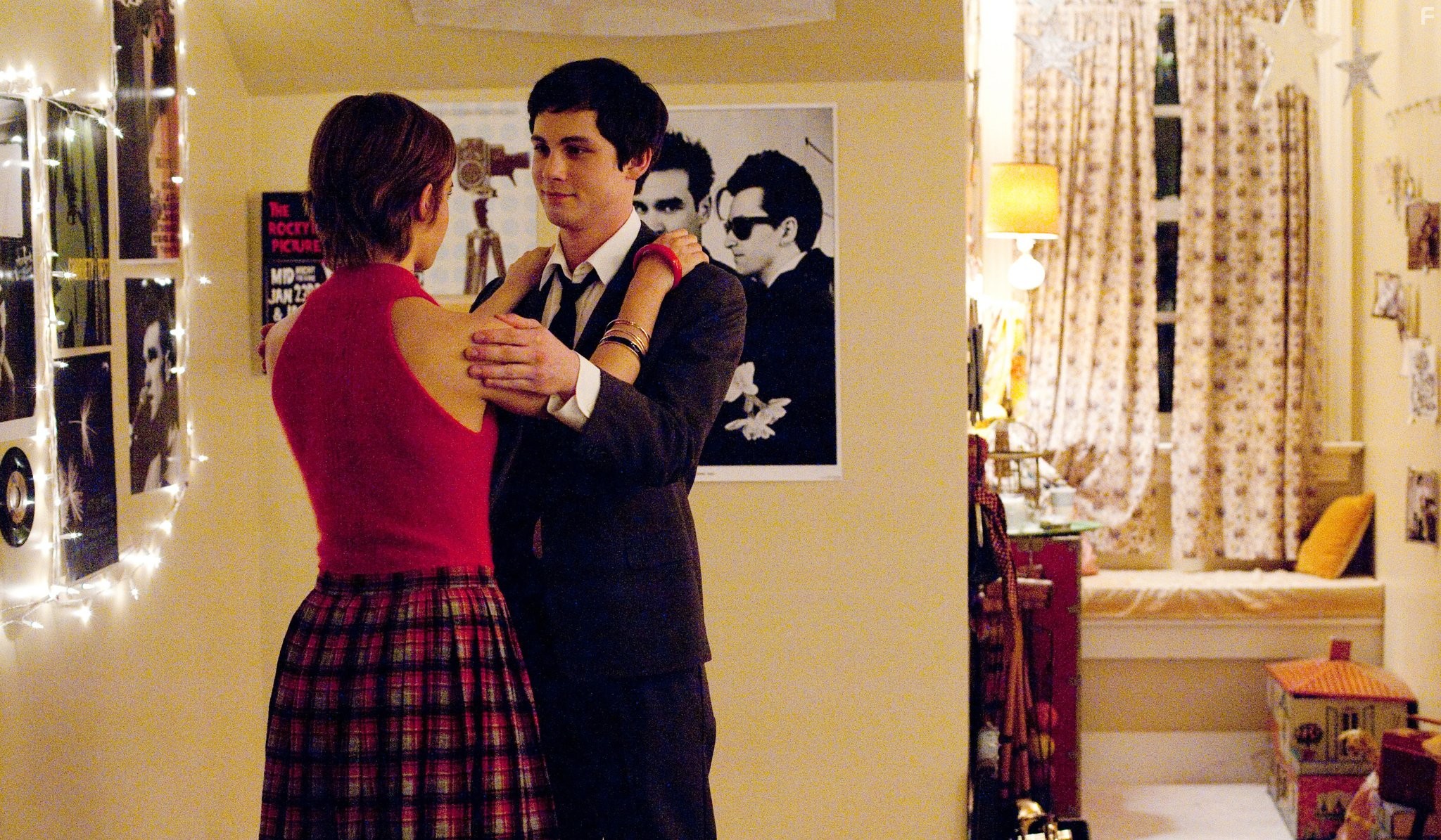 Logan Lerman and Emma Watson in Хорошо быть тихоней (2012)