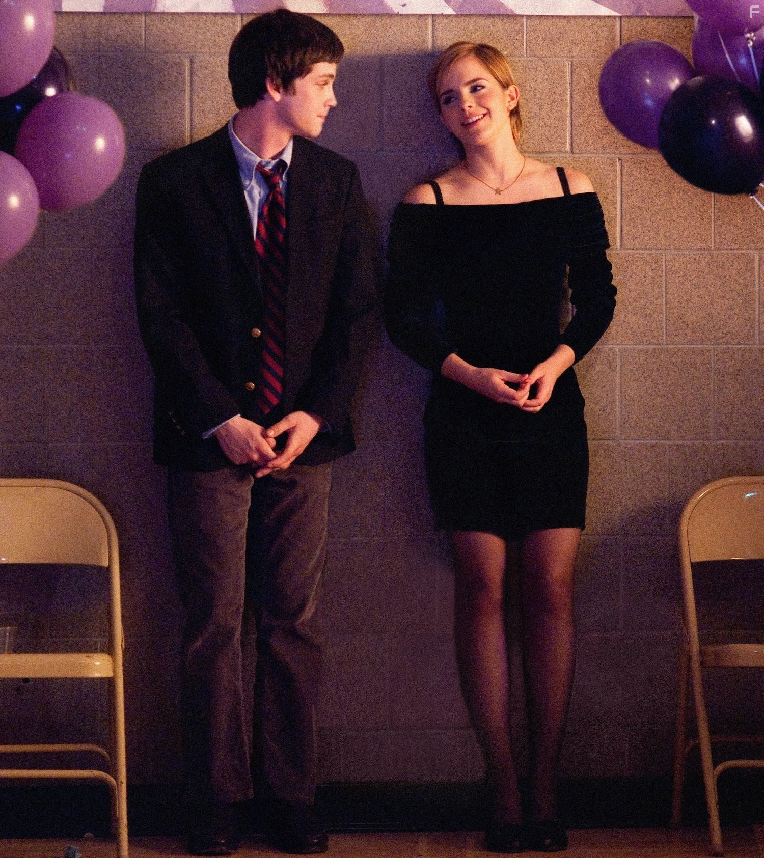 Logan Lerman and Emma Watson in Хорошо быть тихоней (2012)