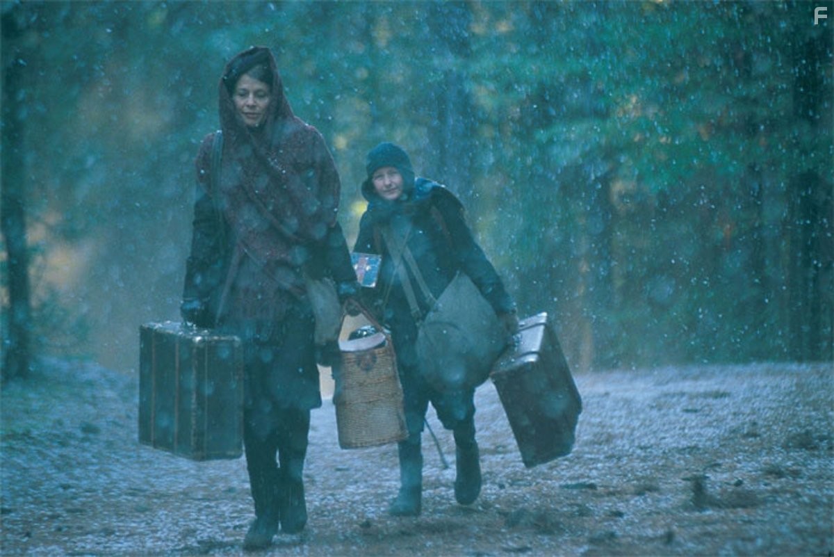 Linda Hamilton and Matthew Harbour in Silent Night (2002)