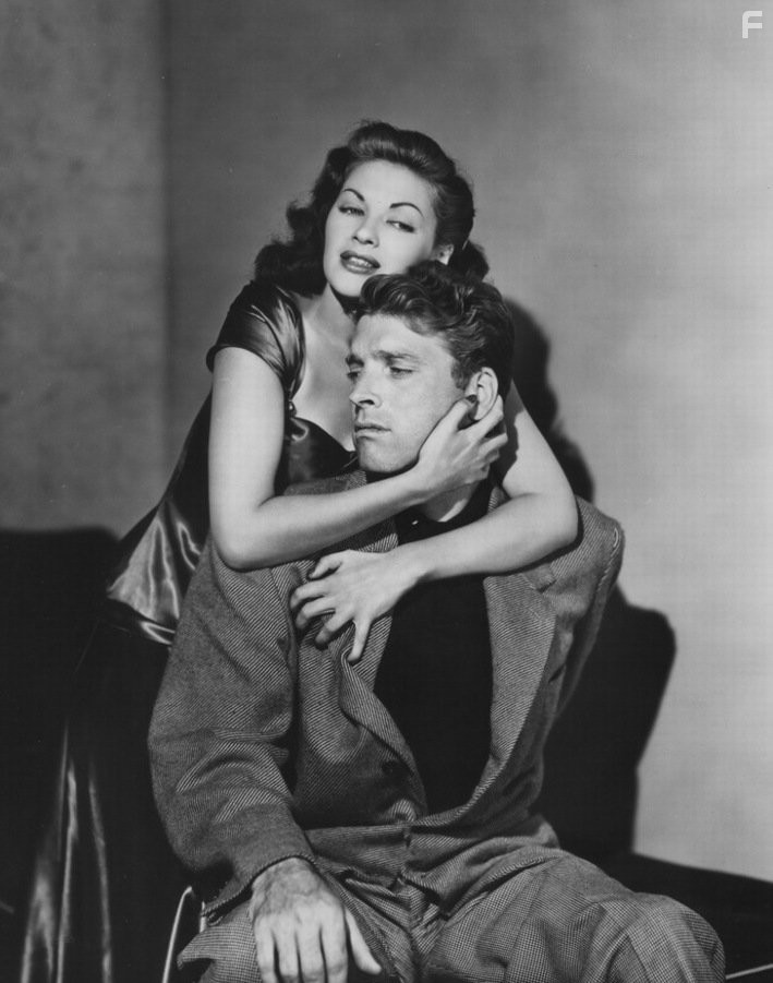 Burt Lancaster and Yvonne De Carlo in Крест - накрест (1949)