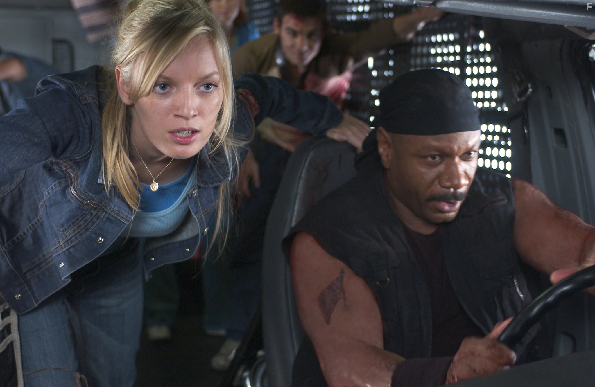 Ving Rhames and Sarah Polley in Рассвет мертвецов (2004)