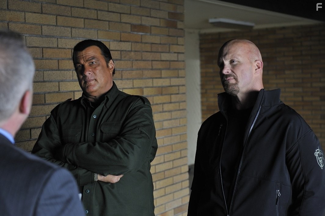 Steven Seagal and Steve Austin in Максимальный срок (2012)