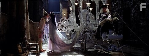 Roberto Benigni and Nicoletta Braschi in Пиноккио (2002)