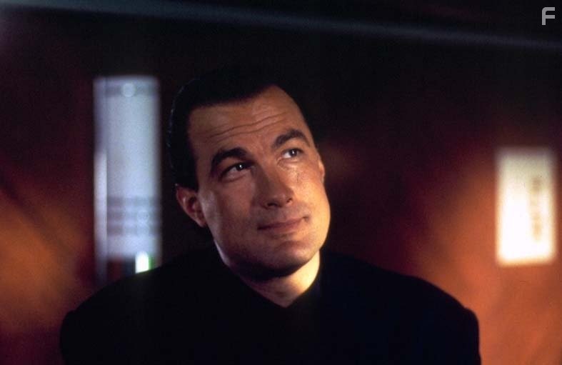 Steven Seagal in В осаде 2: Темная территория (1995)