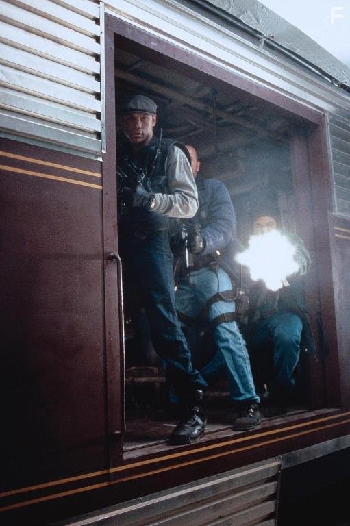 Patrick Kilpatrick and Scott Sowers in В осаде 2: Темная территория (1995)