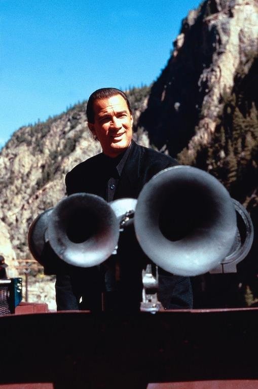 Steven Seagal in В осаде 2: Темная территория (1995)