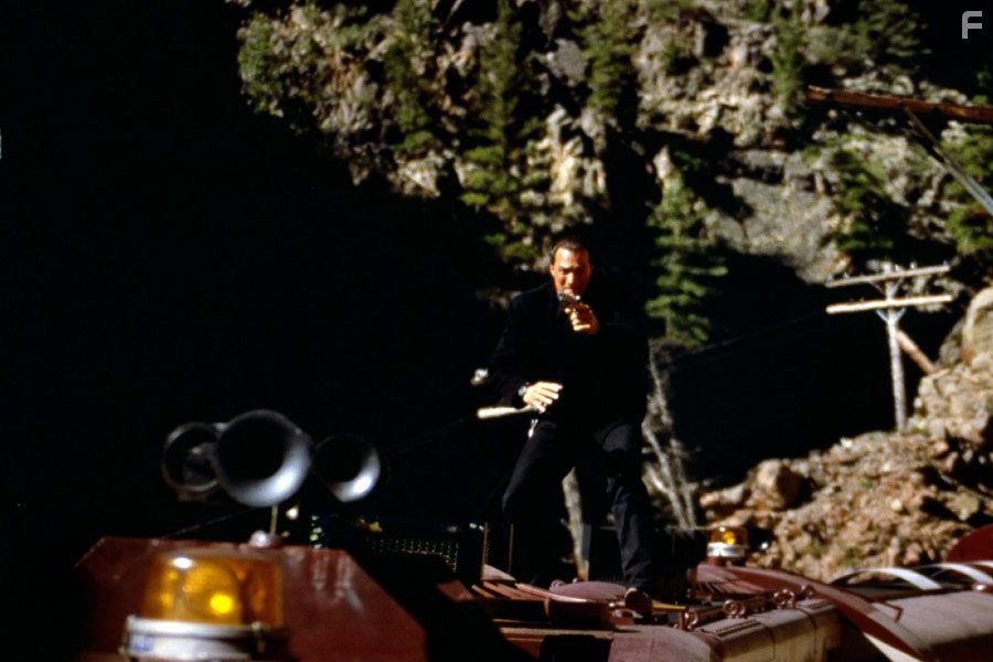 Steven Seagal in В осаде 2: Темная территория (1995)