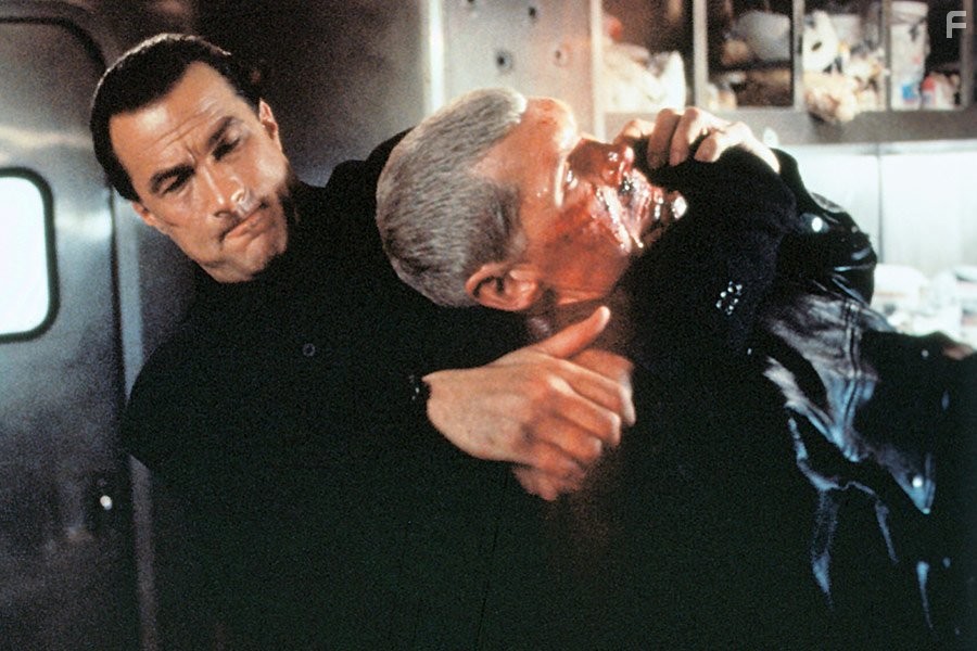Steven Seagal and Everett McGill in В осаде 2: Темная территория (1995)