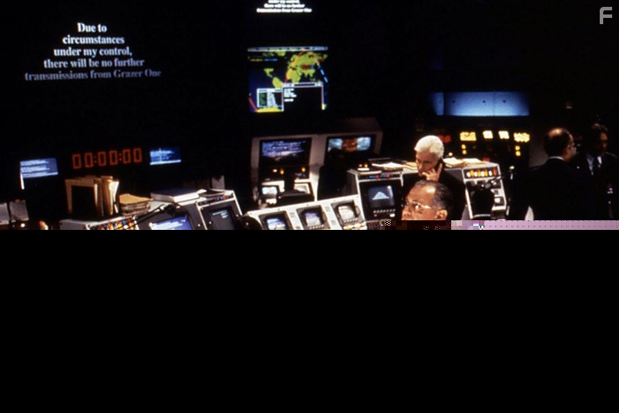 Dale Dye and Andy Romano in В осаде 2: Темная территория (1995)