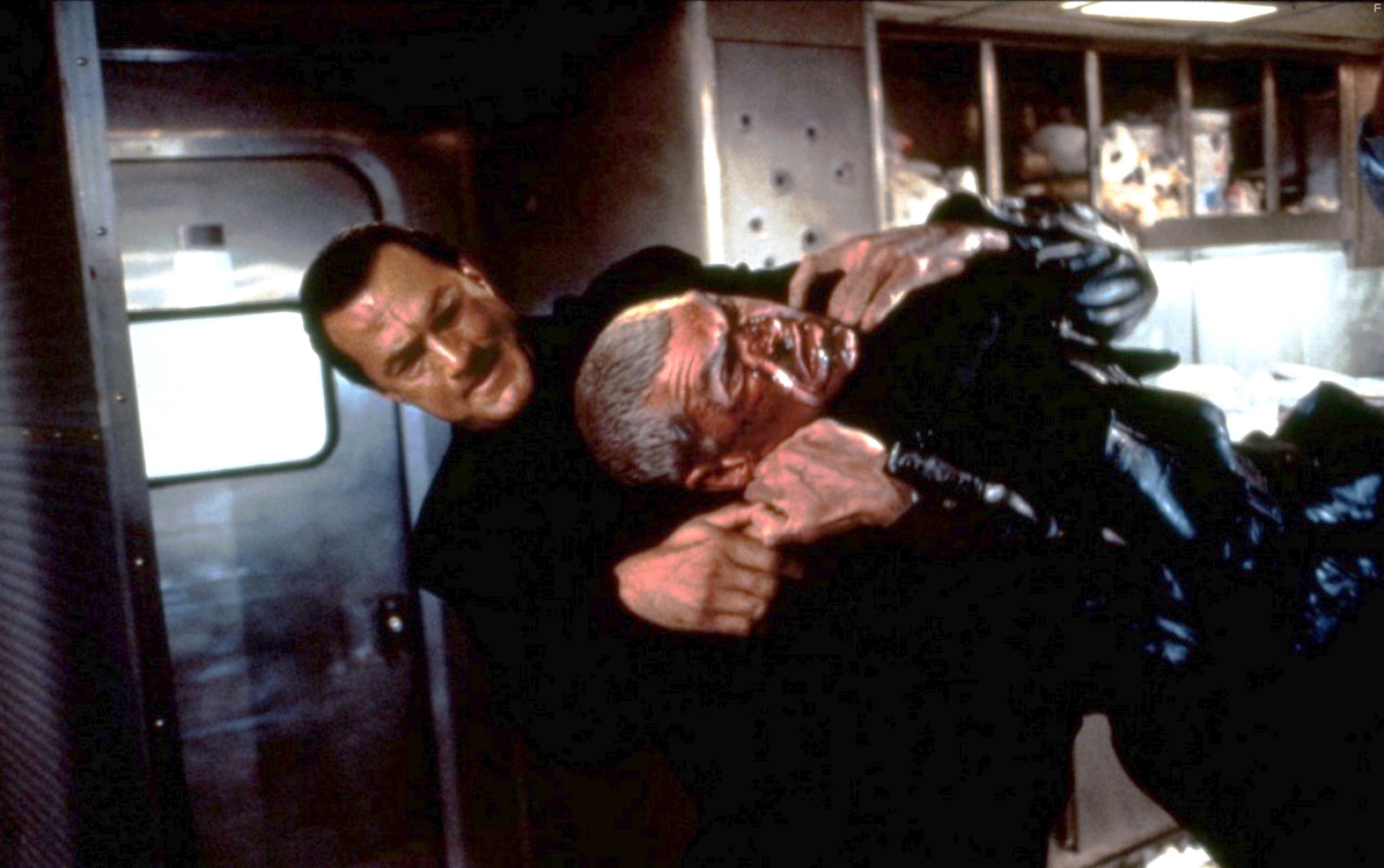Steven Seagal and Everett McGill in В осаде 2: Темная территория (1995)