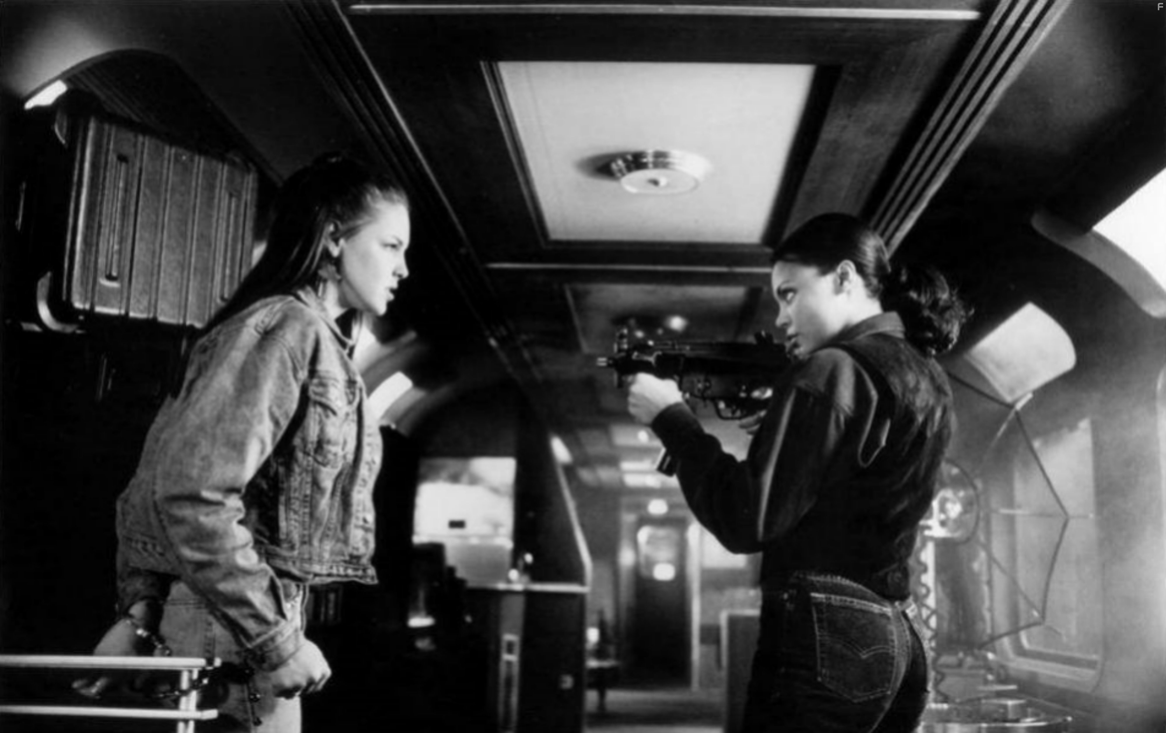 Katherine Heigl and Afifi Alaouie in В осаде 2: Темная территория (1995)