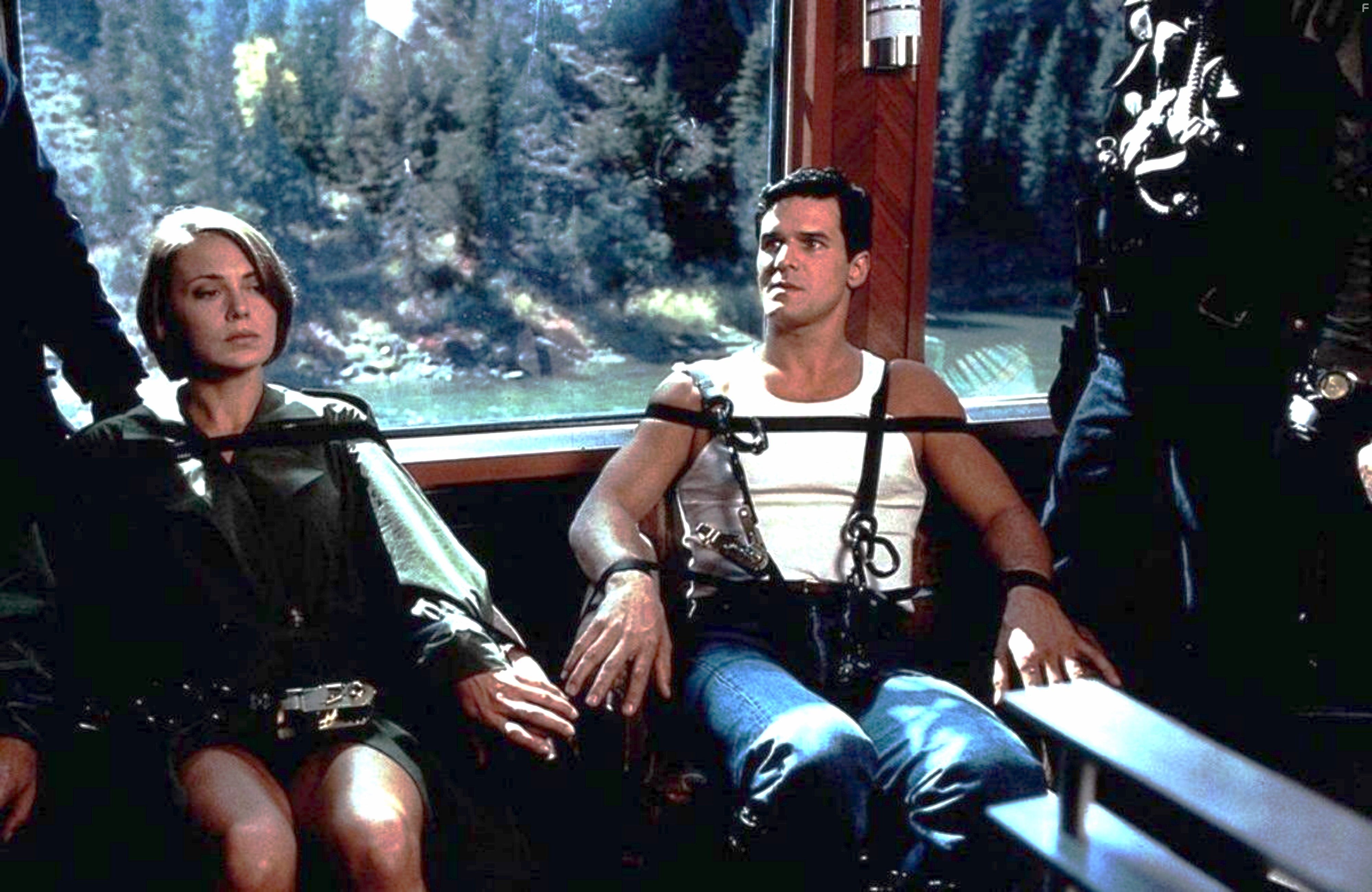 Brenda Bakke and David Gianopoulos in В осаде 2: Темная территория (1995)