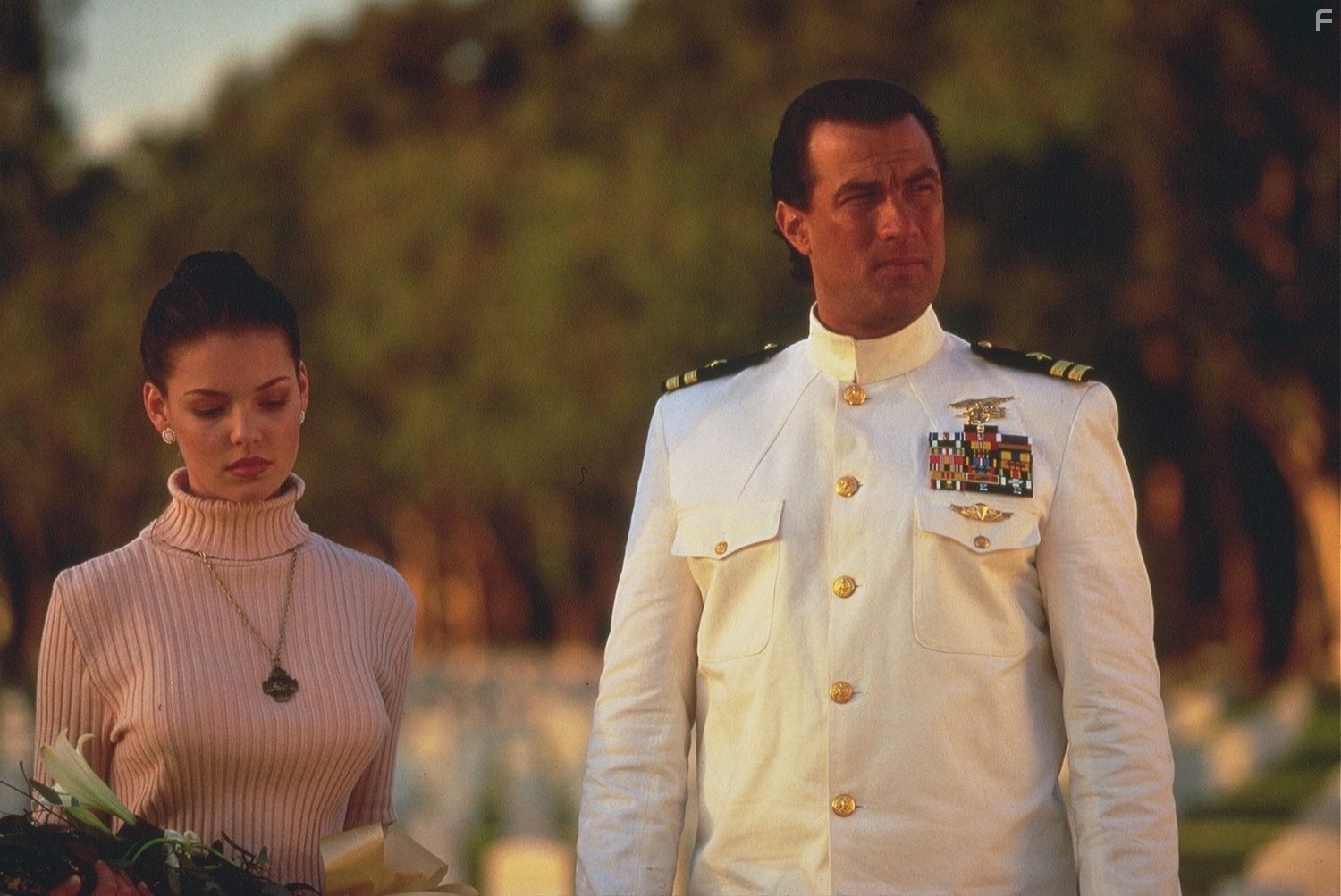 Steven Seagal and Katherine Heigl in В осаде 2: Темная территория (1995)