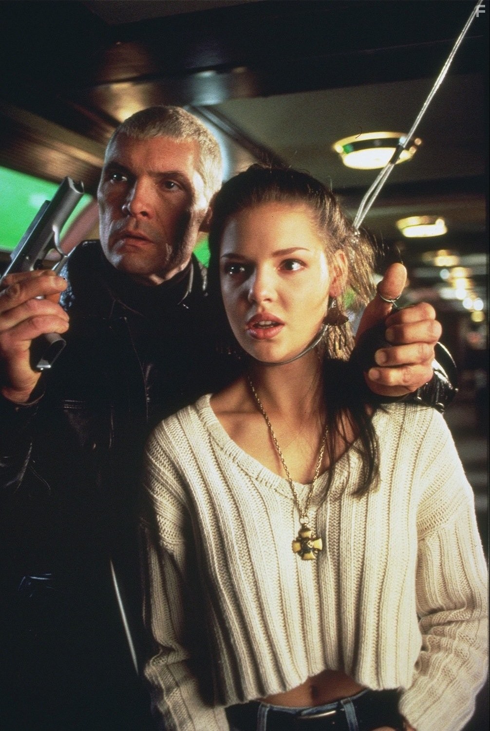 Katherine Heigl and Everett McGill in В осаде 2: Темная территория (1995)