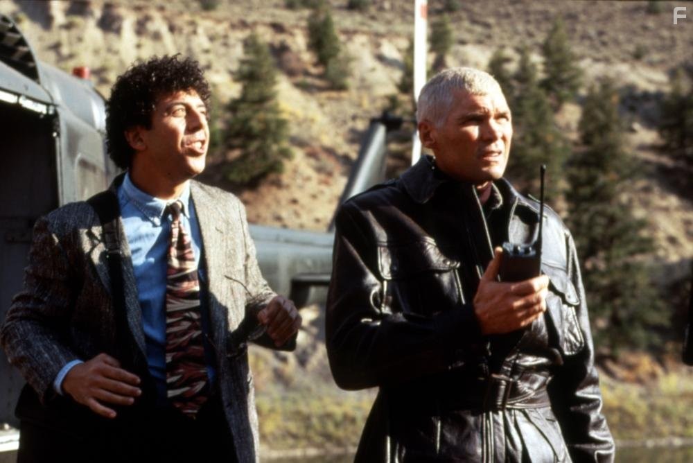 Eric Bogosian and Everett McGill in В осаде 2: Темная территория (1995)