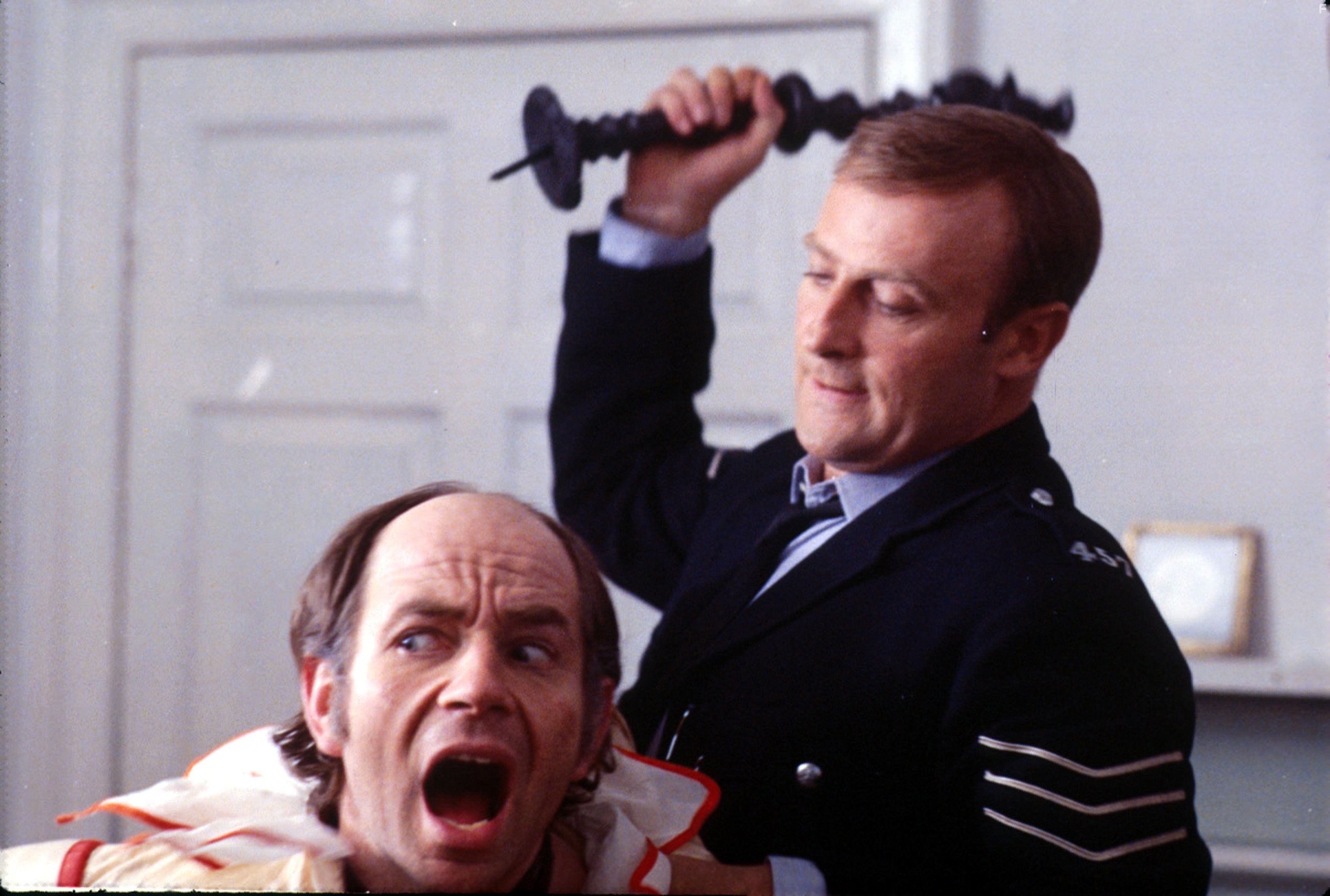 Lindsay Kemp and Edward Woodward in Плетеный человек (1973)