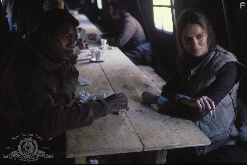 Barbara Bach and Carl Weathers in Отряд 10 из Навароне (1978)