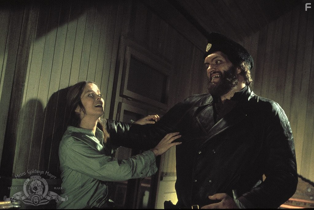 Barbara Bach and Richard Kiel in Отряд 10 из Навароне (1978)