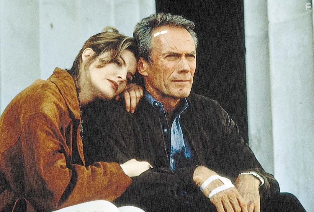 Clint Eastwood and Rene Russo in На линии огня (1993)