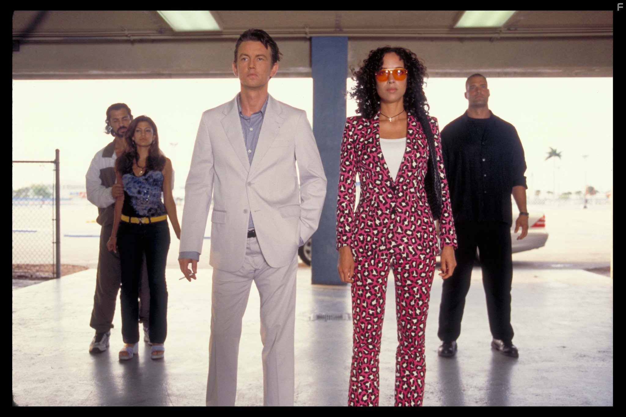 Carmen Chaplin, Tommy Flanagan, and Eva Mendes in Всё о Бенджаминах (2002)