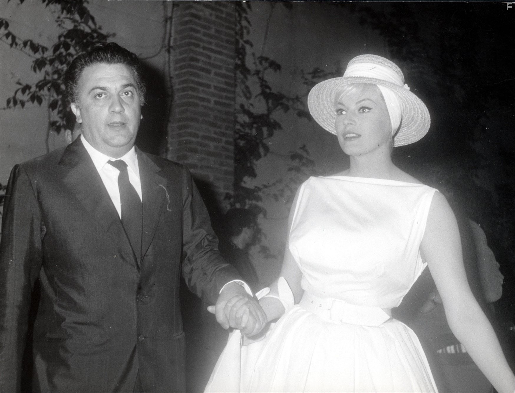 Federico Fellini and Anita Ekberg in Сладкая жизнь (1960)