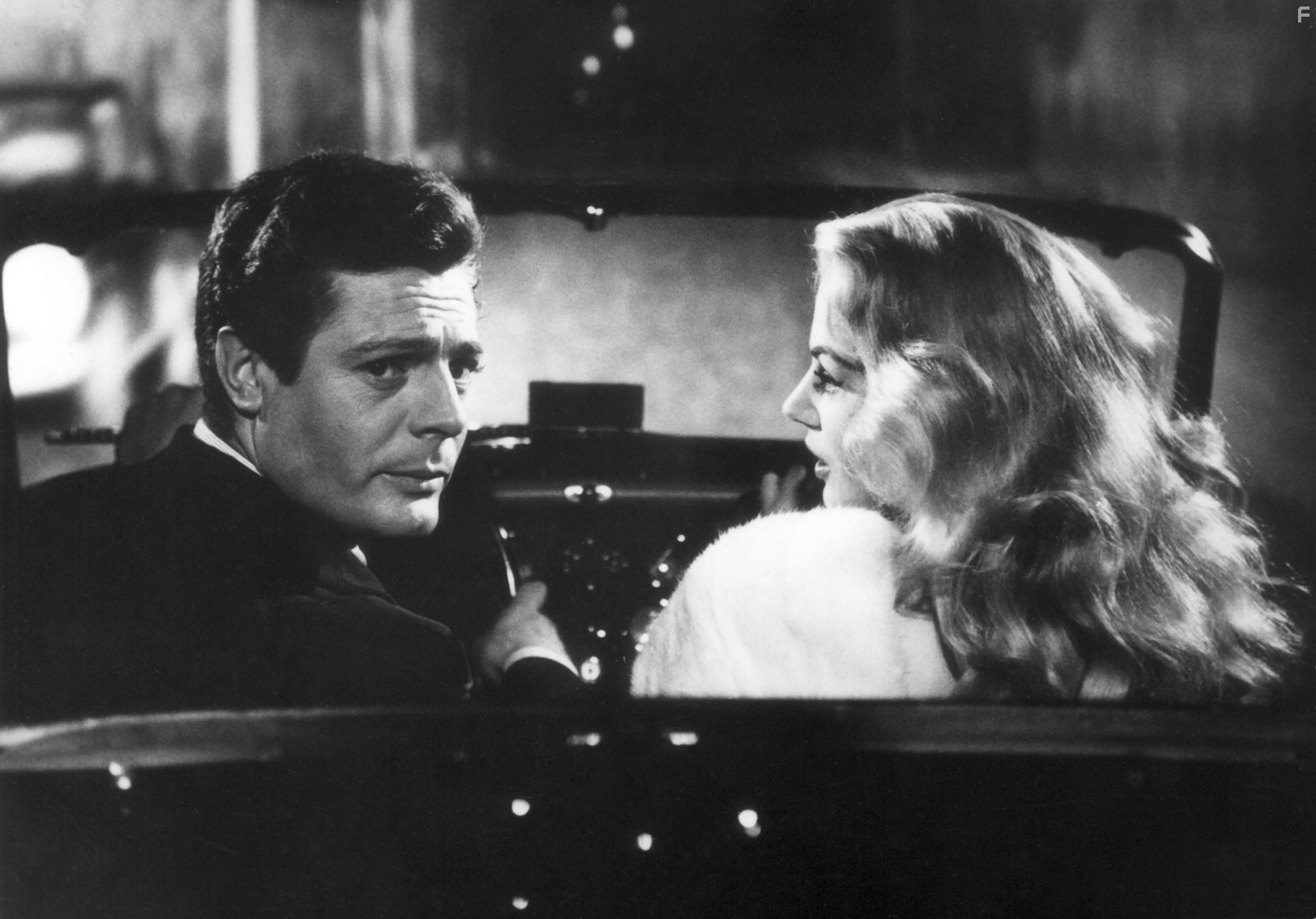 Marcello Mastroianni and Anita Ekberg in Сладкая жизнь (1960)