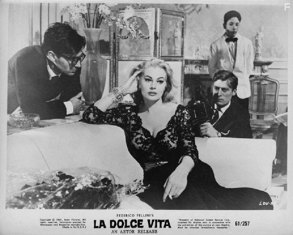 Marcello Mastroianni and Anita Ekberg in Сладкая жизнь (1960)