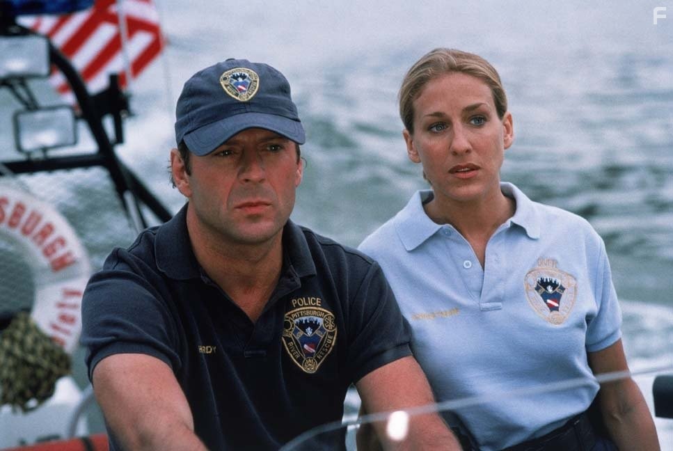 Bruce Willis and Sarah Jessica Parker in На расстоянии удара (1993)