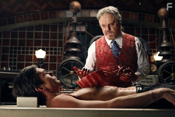 Jerry O'Connell and Eddie Izzard in Семейка монстров (2012)