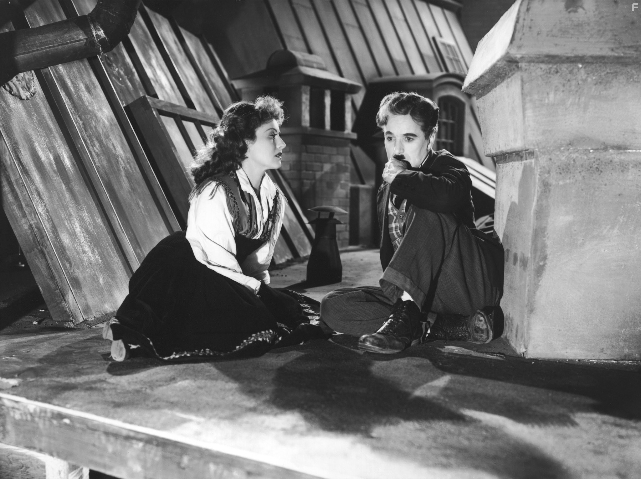 Charles Chaplin and Paulette Goddard in Великий диктатор (1940)