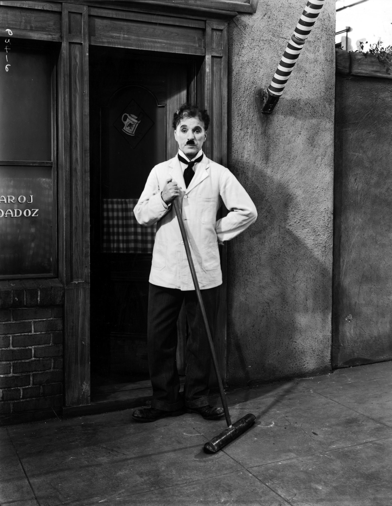 Charles Chaplin in Великий диктатор (1940)