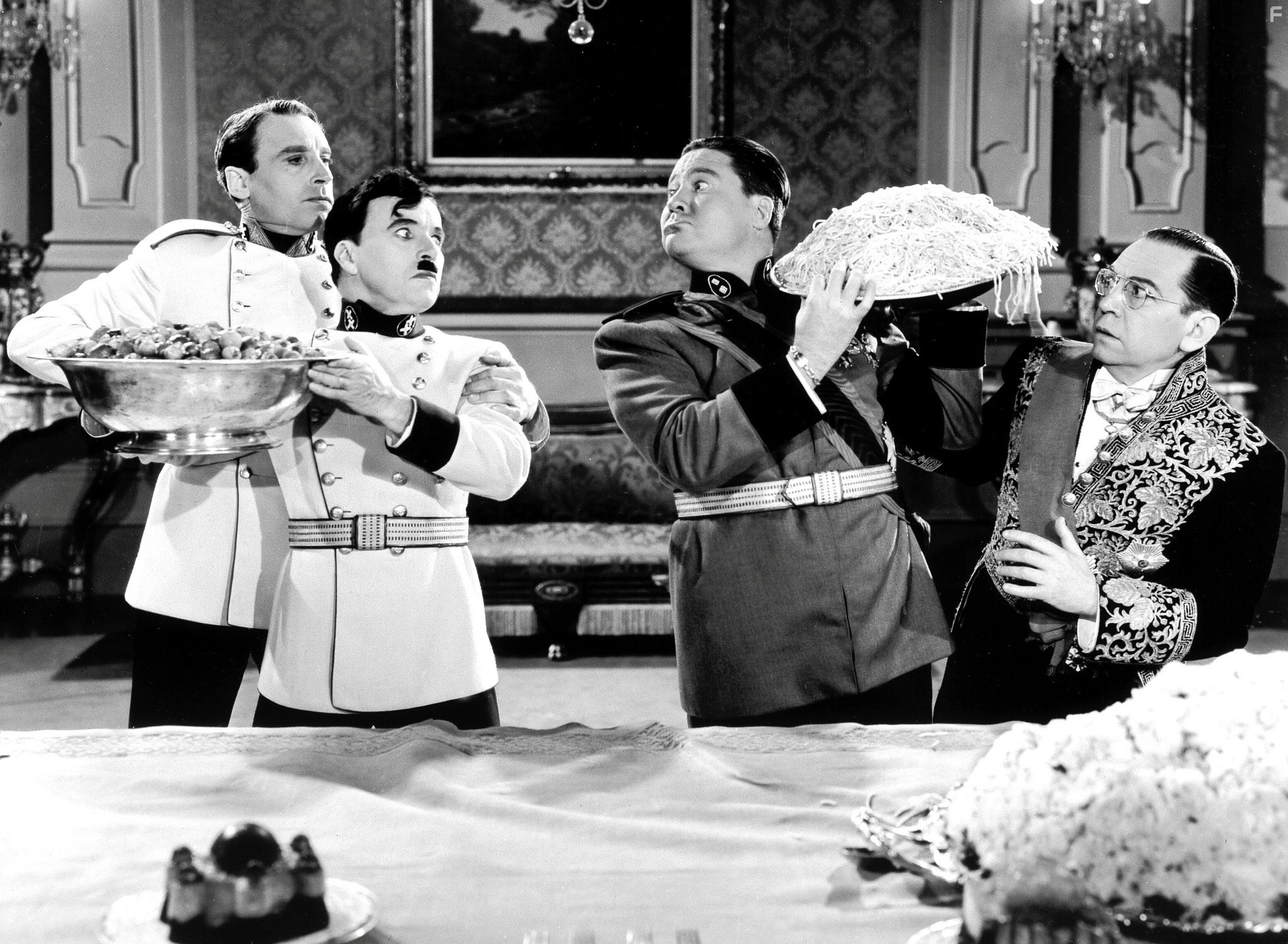 Charles Chaplin, Henry Daniell, Carter DeHaven, and Jack Oakie in Великий диктатор (1940)