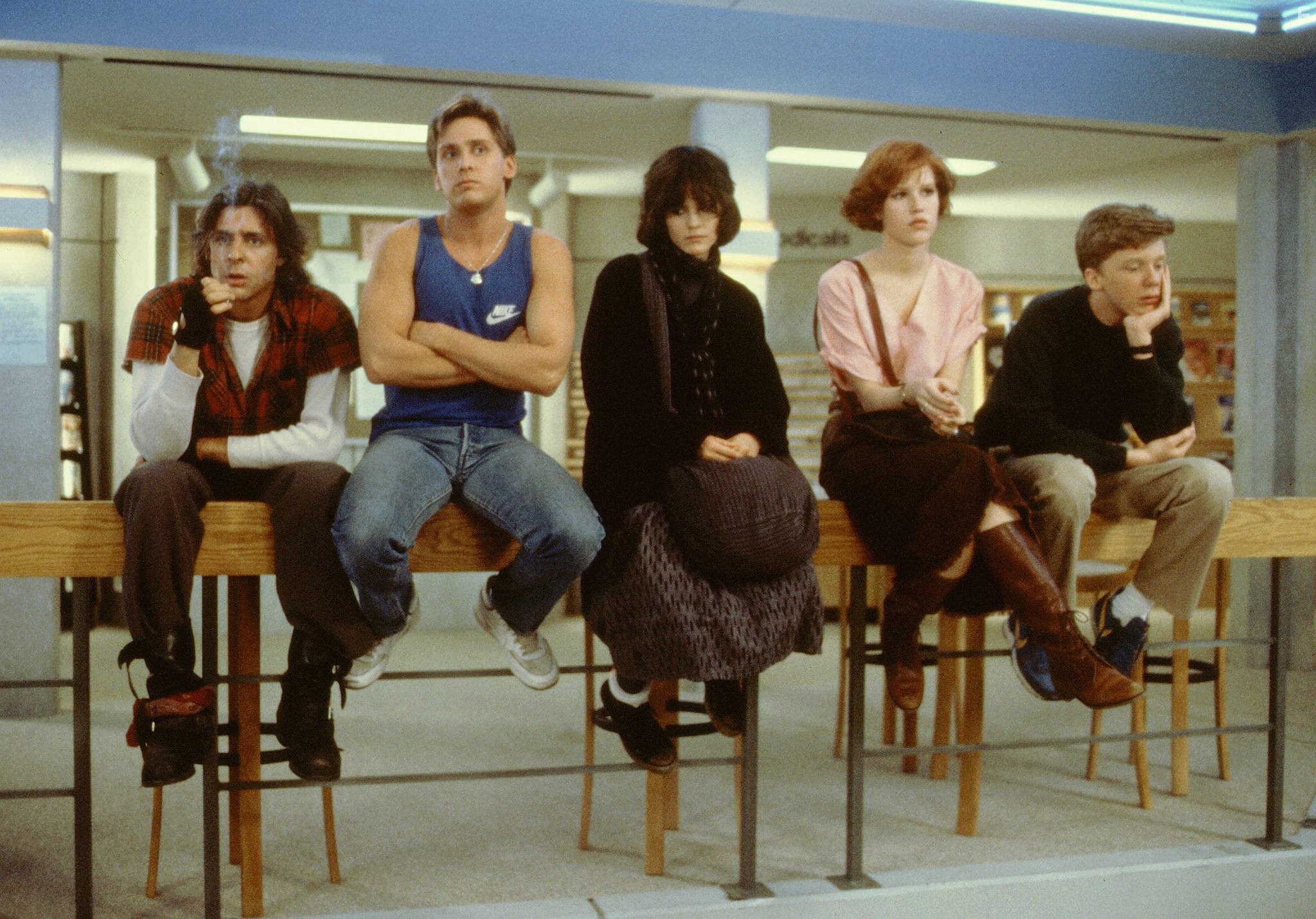 Molly Ringwald, Emilio Estevez, Judd Nelson, Ally Sheedy, and Anthony Michael Hall in Клуб Завтрак (1985)