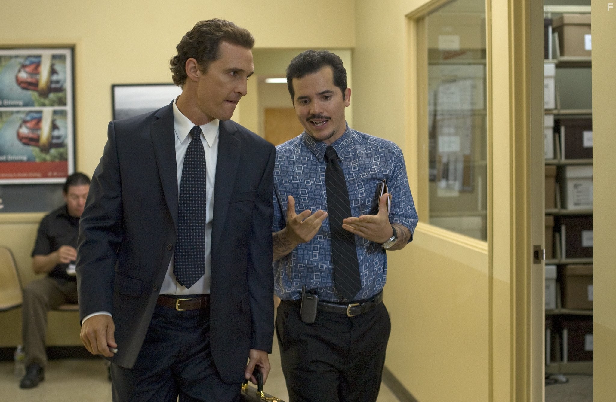 Matthew McConaughey and John Leguizamo in Линкольн для адвоката (2011)