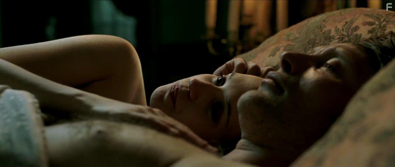 Mads Mikkelsen and Alicia Vikander in En kongelig affre (2012)