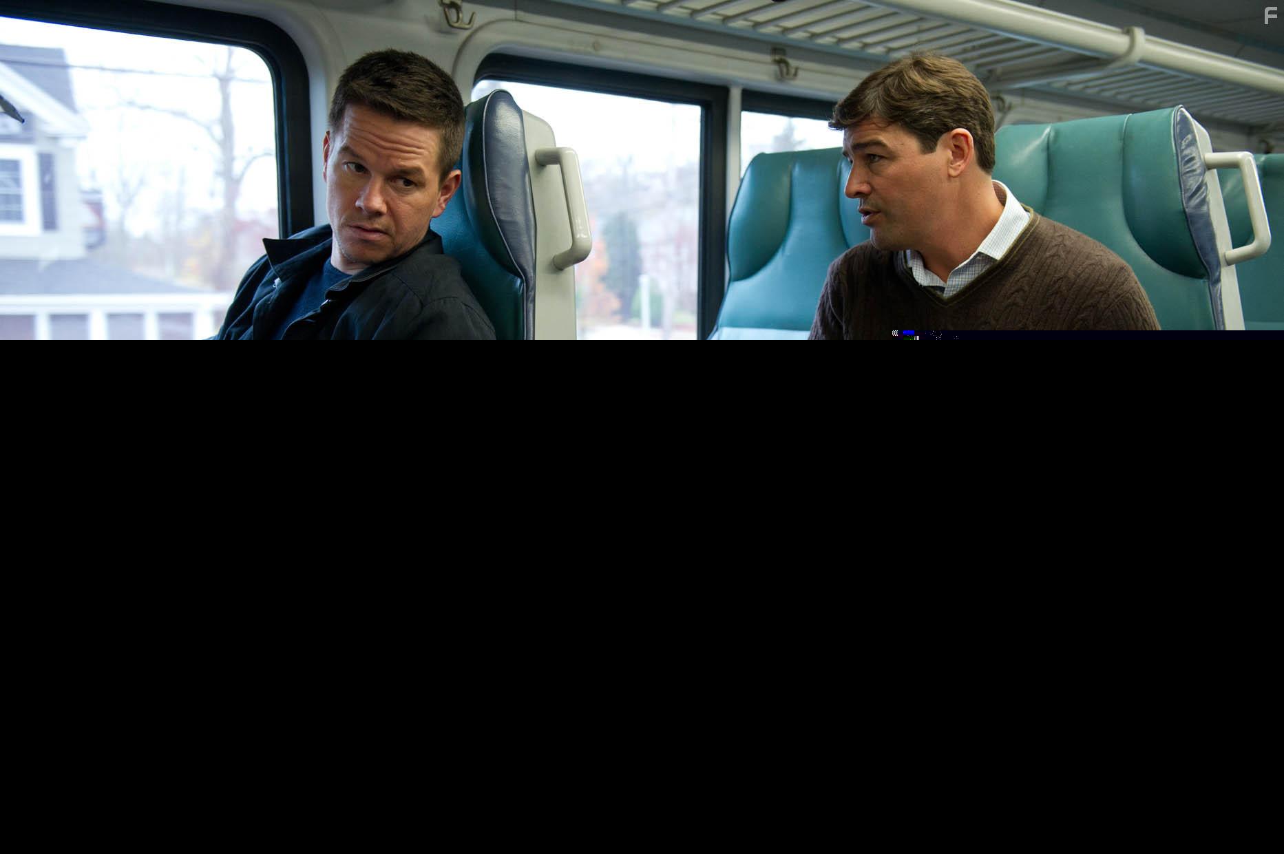 Mark Wahlberg and Kyle Chandler in Broken City (2013)