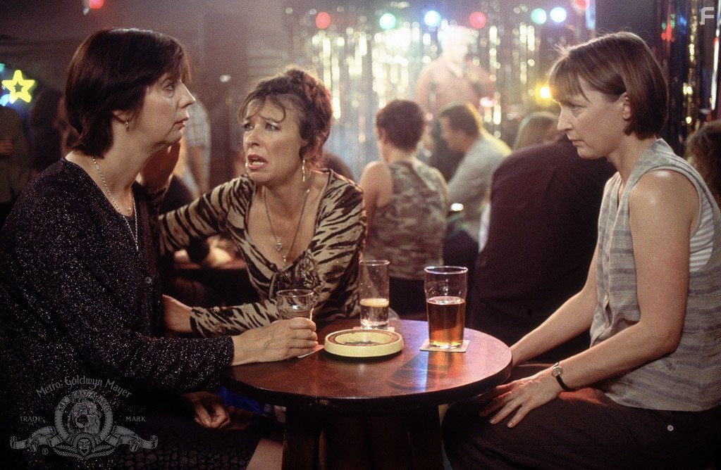 Marion Bailey, Lesley Manville, and Ruth Sheen in Все или ничего (2002)