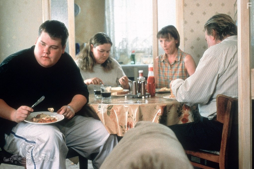 Timothy Spall, James Corden, Alison Garland, and Lesley Manville in Все или ничего (2002)