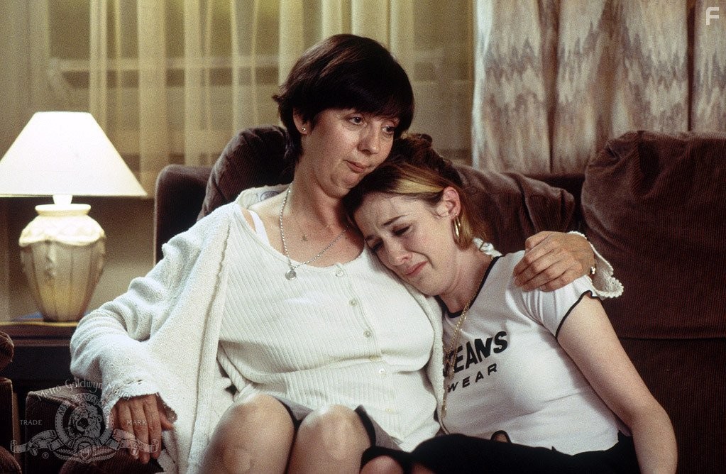 Helen Coker and Ruth Sheen in Все или ничего (2002)