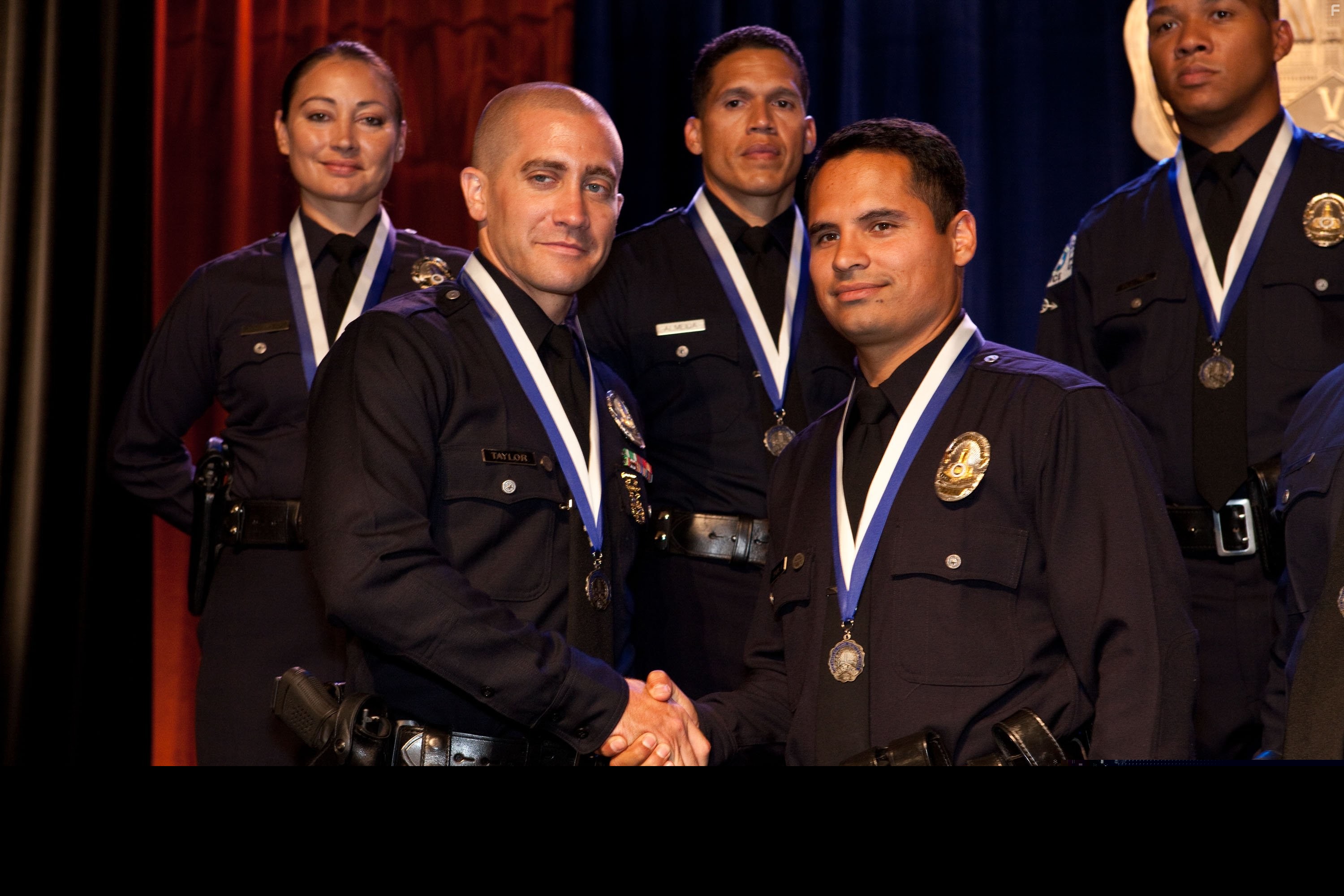 Jake Gyllenhaal and Michael Pe?a in Патруль (2012)