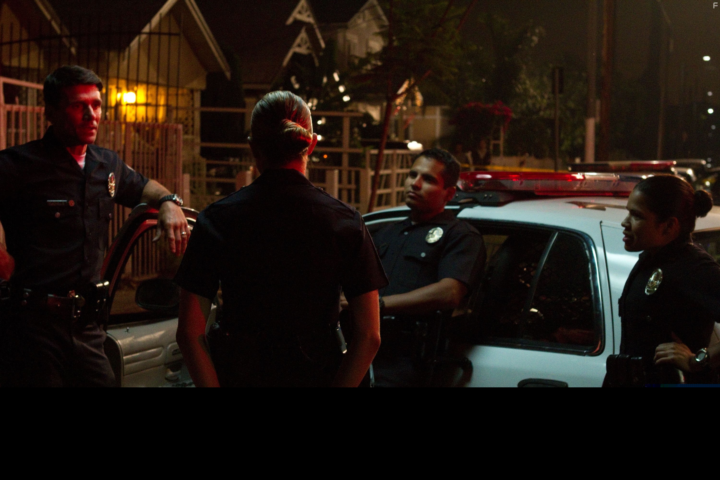 Frank Grillo, Michael Pe?a, and America Ferrera in Патруль (2012)