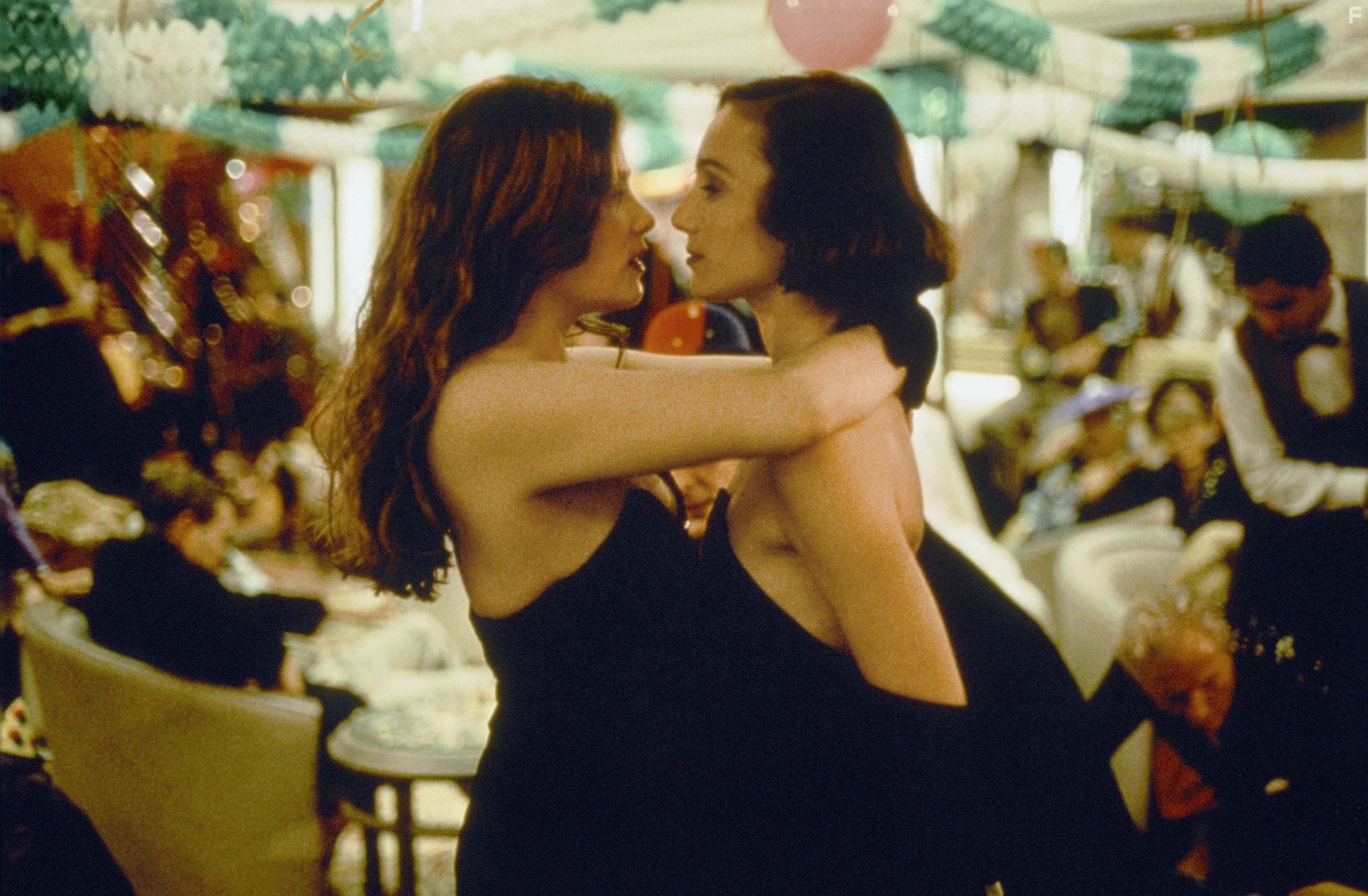 Kristin Scott Thomas and Emmanuelle Seigner in Горькая луна (1992)