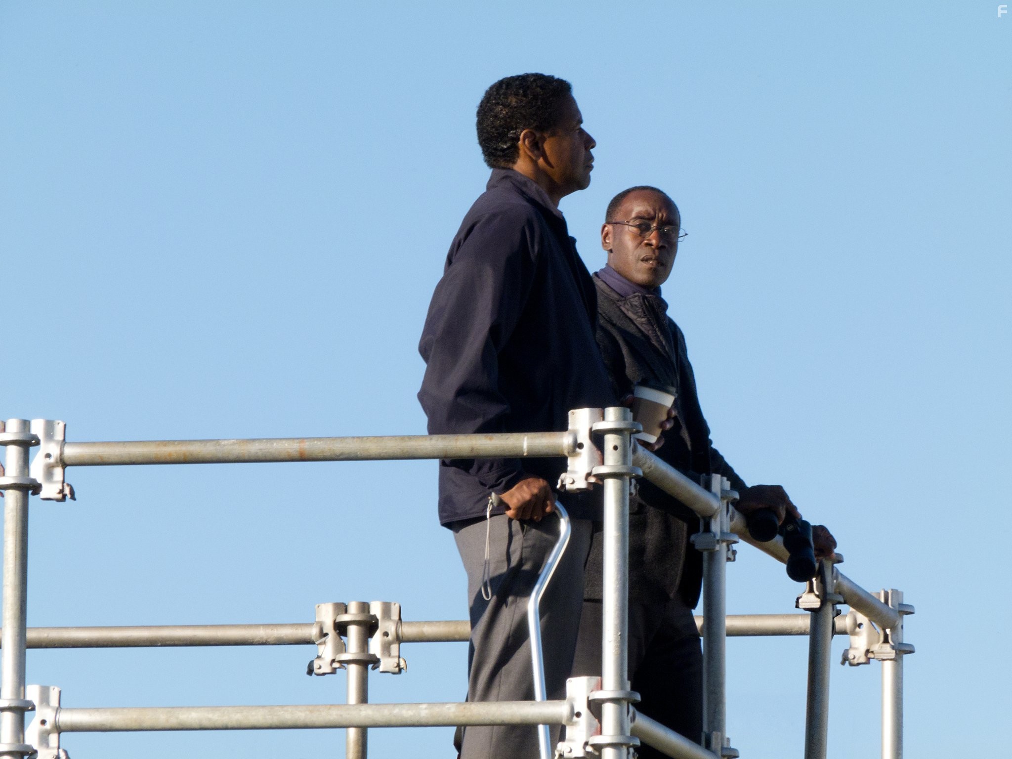 Denzel Washington and Don Cheadle in Экипаж (2012)