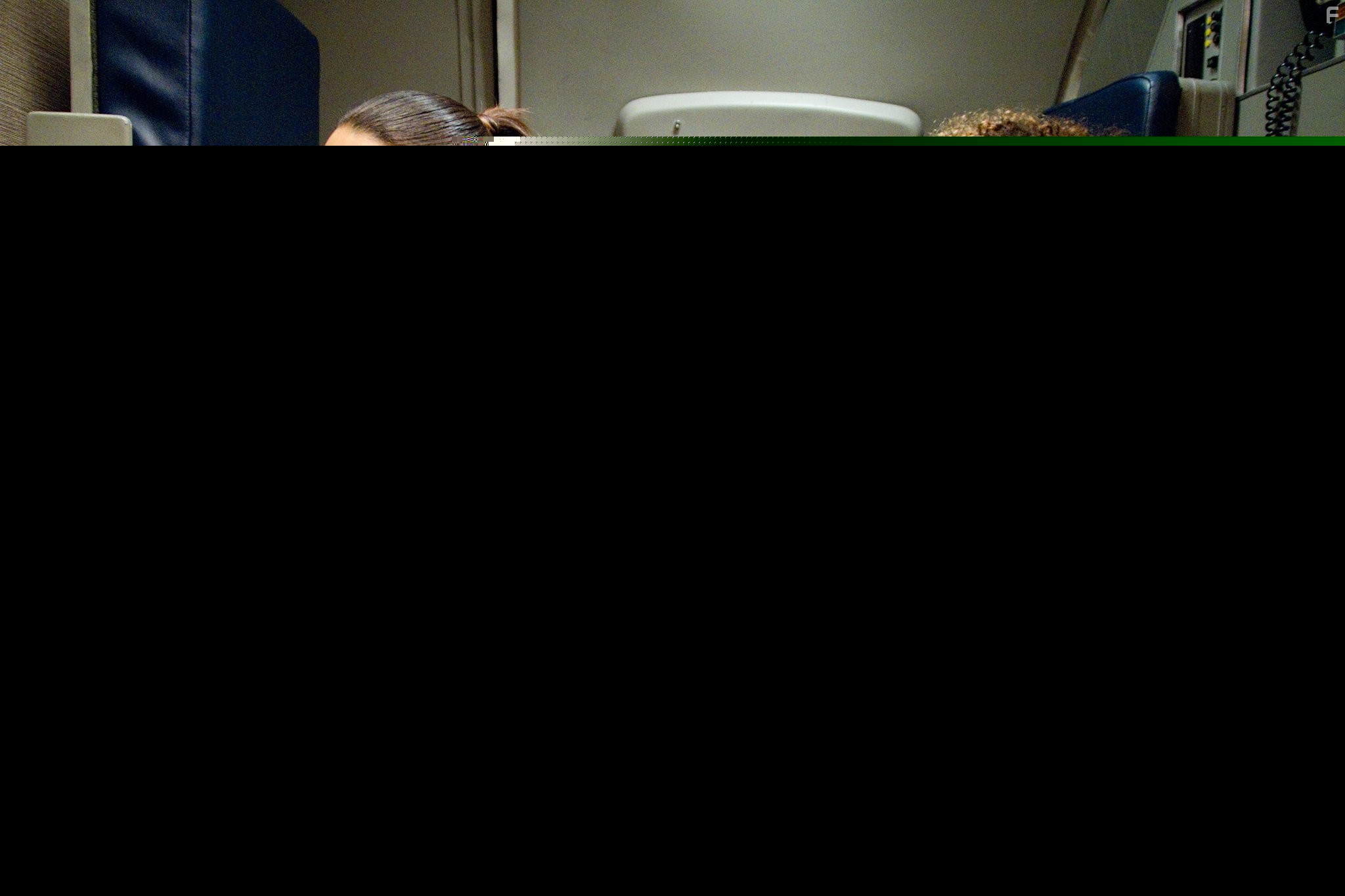 Tamara Tunie and Nadine Velazquez in Экипаж (2012)