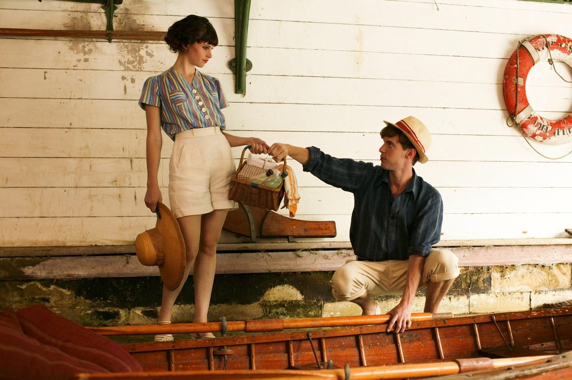 Felicity Jones and Luke Treadaway in Хороший денек для свадьбы (2012)