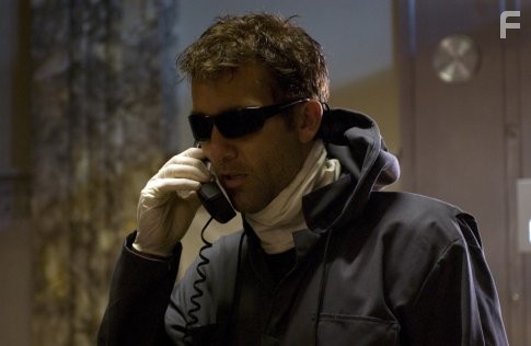 Clive Owen in Не пойман - не вор (2006)