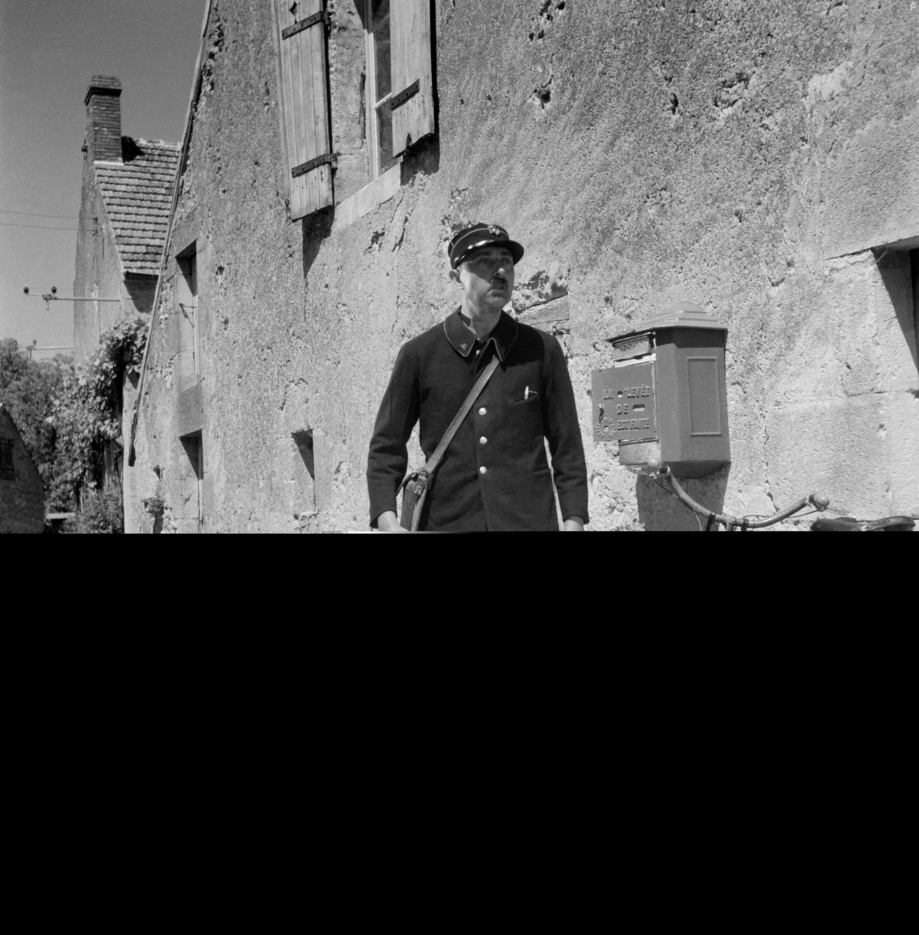 Jacques Tati in Праздничный день (1949)