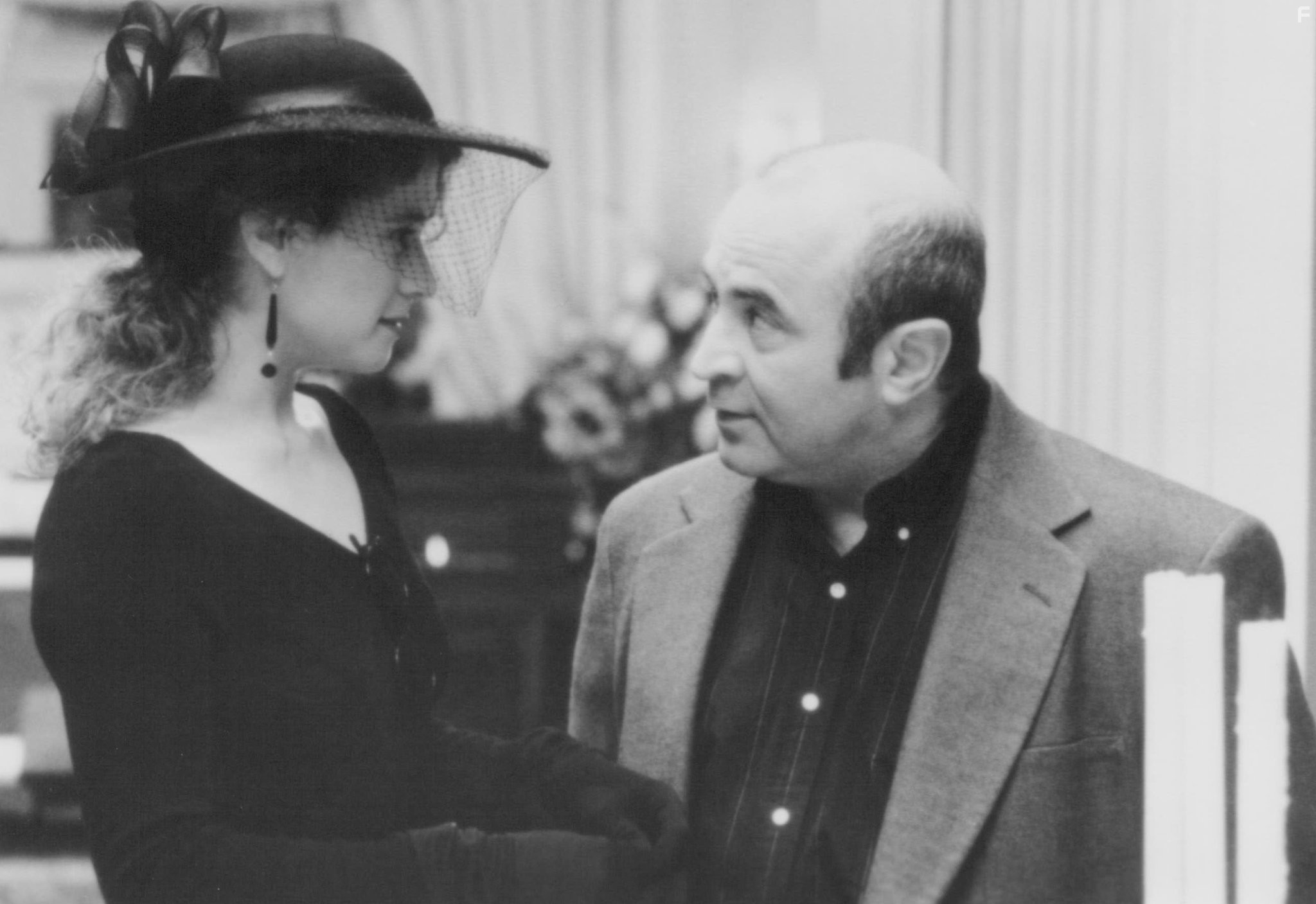 Bob Hoskins and Nancy Travis in Passed Away (1992)