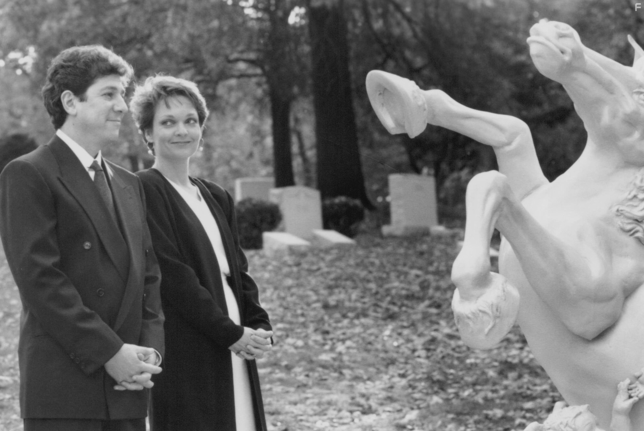 Pamela Reed and Peter Riegert in Passed Away (1992)